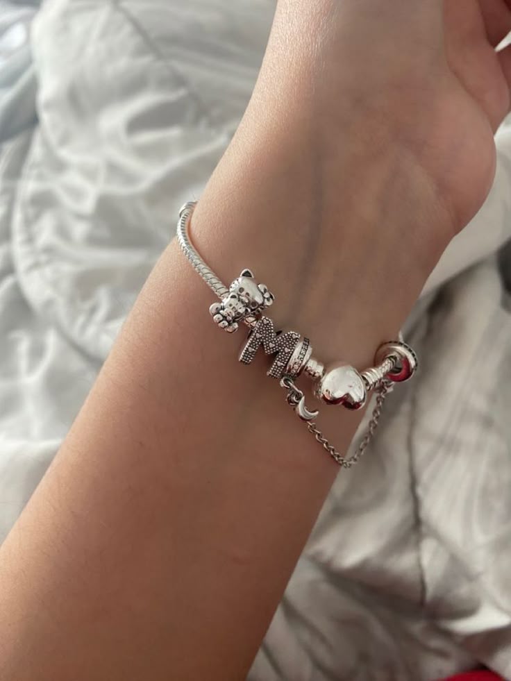 ✨💖 ¡EXPRESA TU ESENCIA CON LAS PULSERAS PANDORA!